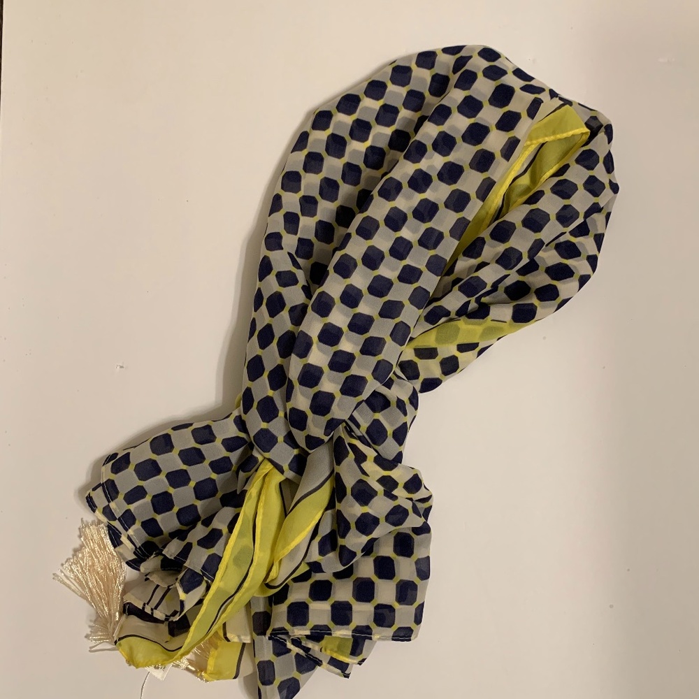 Beautiful Scarf - Picture 3 of 4